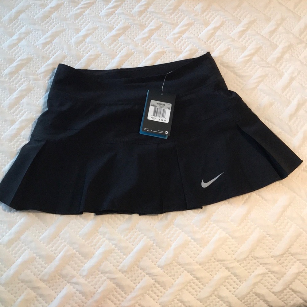 NWT Women’s black nike skort XS